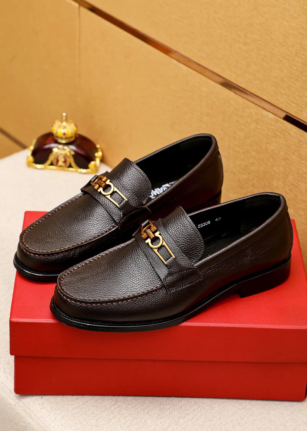 Men's shoes 💰480💐 Product trademark: Ferragamo "Ferragamo" casual leather shoes Regular size: 38-44 (45.46🉑️customized) Product materials: Selected imported first-layer pebbled cowhide leather upper + luxury hardware buckle, imported water-dyed cowhide leather lining. Strong three-dimensional visual effect, original outsole color: 2 colors available
